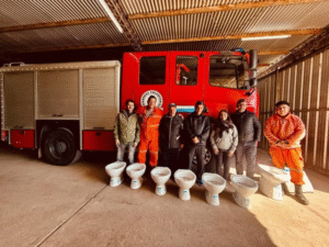El intendente y la secretaria de Gobierno se reunieron con el presidente y miembros de la Comisión Directiva de Bomberos Voluntarios, a quienes se les entregó, por parte del municipio, un kit de 7 sanitarios para las nuevas instalaciones de la institución.