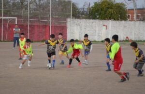 El Club Regional de Resistencia organizó un encuentro de fútbol infantil con apoyo municipal, destacando la importancia de la disciplina y r…