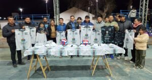 El intendente Raul Barot  y equipo de trabajo  entregaron la nueva indumentaria a los jóvenes de las categorías A2 y A4 de la Escuela Forma…