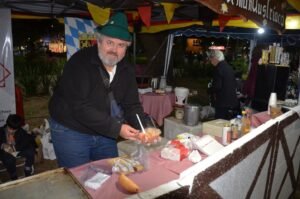 Hoy continúa la Feria de la Colectividades en la Plaza 25 de Mayo. Invitamos a todos los vecinos a participar, son 34 stands de distintos pa…