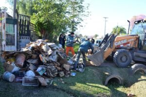Realizamos un operativo integral de limpieza y recolección de residuos en el barrio Parque Autódromo. Con maquinaria pesada y colaboración …