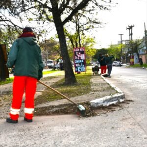 Realizamos un amplio operativo de limpieza urbana sobre la avenida Mac Lean, desde 25 de Mayo hasta Alvear, para mantener la vía pública en…