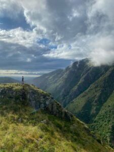 El Cerro Overo es una opción ideal para quienes buscan una experiencia de senderismo menos concurrida que el Cerro Uritorco, ubicándose entr…
