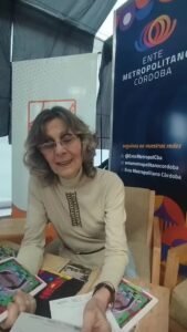 Julia Rossi nos cuenta de qué manera Unquillo inspiró las historias que contiene su libro “La Isla de las Magnolias”….