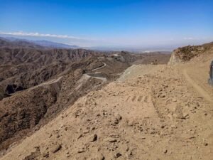 Entre montañas y desafíos, las máquinas siguen marcando el camino….