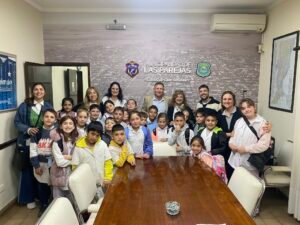 El intendente @horaciocompagnucci recibió en el municipio a los alumnos y alumnas de 3er grado A y B de la Escuela N° 1232 Bandera Argentina…