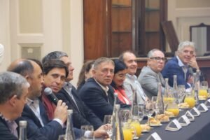 El intendente @horaciocompagnucci participó del Desayuno de trabajo en el Salón Mercurio de la Bolsa de Comercio de Rosario. Asistieron inte…