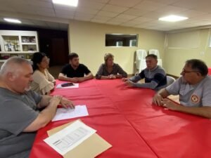 El intendente @horaciocompagnucci mantuvo en Bomberos Voluntarios una reunión con Griselda de Bosio y Daniel Richezze integrantes de la comi…