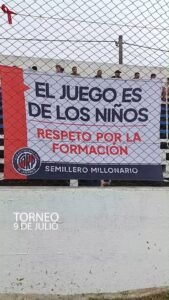 El Intendente municipal, Darío Golía estuvo visitando a los organizadores del 9no. Torneo de Fútbol Infantil (Mundialito) del Club 9 de Juli…