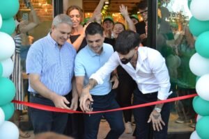 Vivere Bene, la yogurtería italiana inauguró hoy en Chacabuco con la presencia del Intendente Municipal…