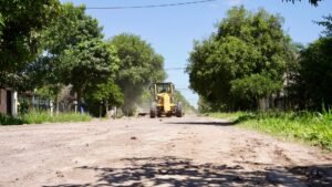 A través del equipo de Conservación de Calles, se llevaron adelante tareas de perfilado en el barrio Las Malvinas, como parte de los operat…