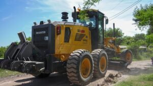 Desde el Área de Conservación de Calles del municipio,  continúa desarrollando el operativo de mantenimiento en distintos barrios de la ciu…