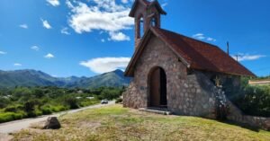 San Antonio de Padua, guardián del ingreso a Capilla del Monte…