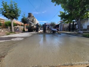 Con el hormigonado correspondiente, culminaron las tareas de recambio de cañerías y renovación de paños de hormigón en la Calle Urquiza. Es…