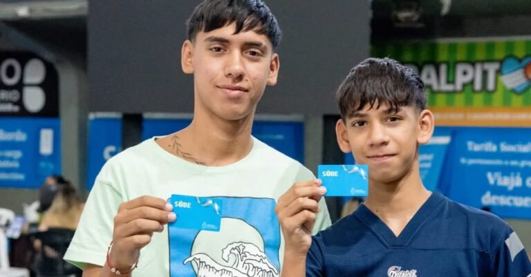 Más de 40.000 alumnos de los niveles primario y secundario que residen y asisten a establecimientos públicos de la ciudad, volverán a accede…