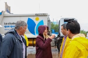 Tras la intensa tormenta registrada este viernes, la intendente Rossana Chahla supervisó los trabajos desplegados por la Municipalidad en d…