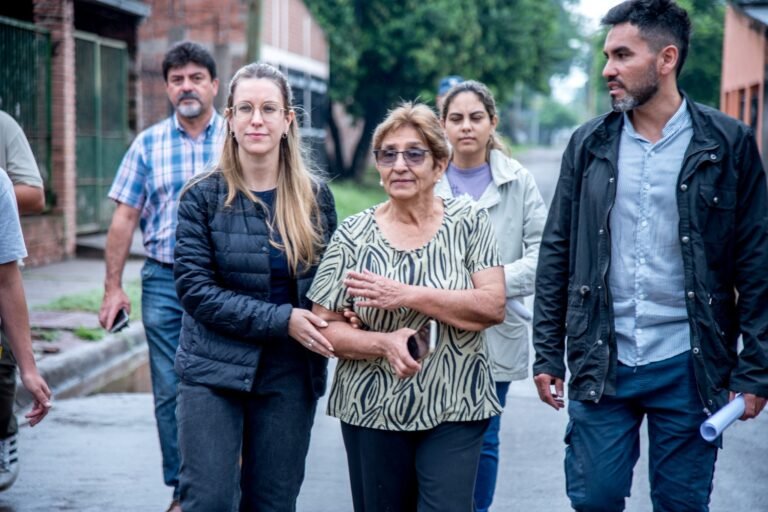 Equipos municipales desplegaron tareas para desagotar el agua acumulada tras la intensa tormenta de este viernes en los barrios Mutual Polic…