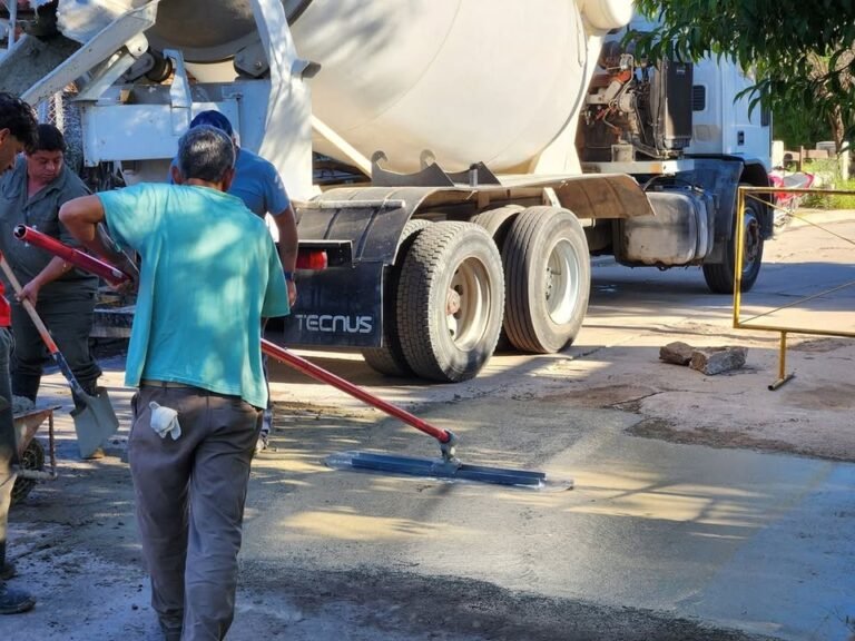 Continuamos con tareas de Mantenimiento Urbano en distintos barrios de nuestra localidad.