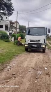 Informamos que se continúan desarrollando tareas de reparación de calles y retiro de ramas y restos de poda en distintos sectores de la loca…