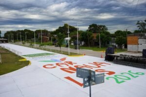 Así se prepara la Av. 17 de agosto para recibir a las comparsas y murgas en estas cuatro noches de carnavales….