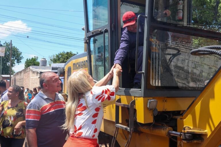 La intendente Rossana Chahla visitó las calles que pavimentamos en el Barrio Santa Marta, donde habilitamos más de 7 cuadras intervenidas c…