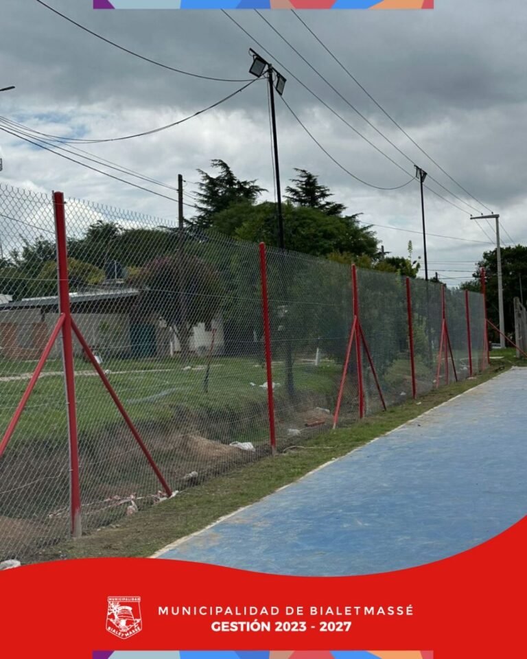 Avanza la obra de cercado perimetral en las canchas de la Plaza San Martín…