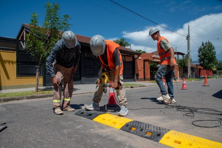 Para favorecer el cruce peatonal seguro y prevenir siniestros viales, iniciamos la instalación de reductores de velocidad en distintas arter…