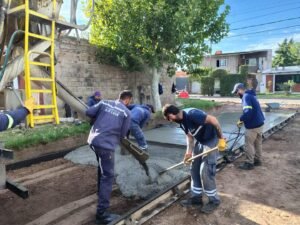 Avanzamos con tareas de bacheo con hormigón en barrio CGT…