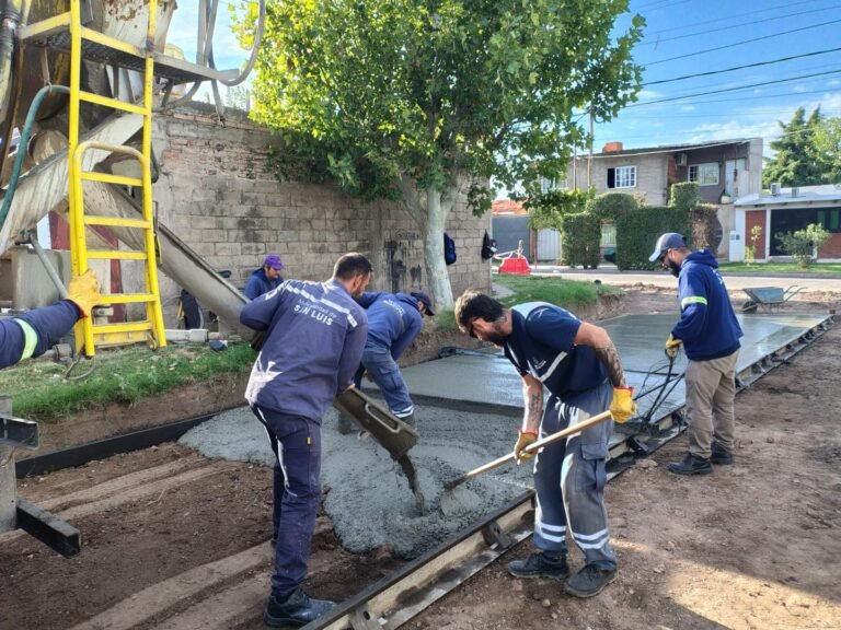 Avanzamos con tareas de bacheo con hormigón en barrio CGT…