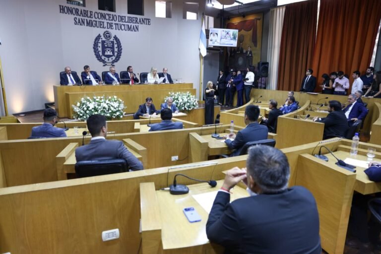 Con un discurso de fuerte contenido institucional, la intendente Rossana Chahla dejó inaugurado el 121° período ordinario de sesiones del Co…