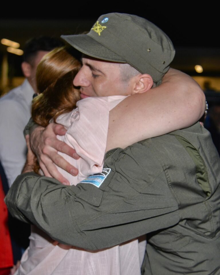 El abrazo de Nahuel con su hijo Víctor, con su madre Griselda y con sus hermanos Kevin y Daiana fue el momento que todos buscábamos. Estuvim…