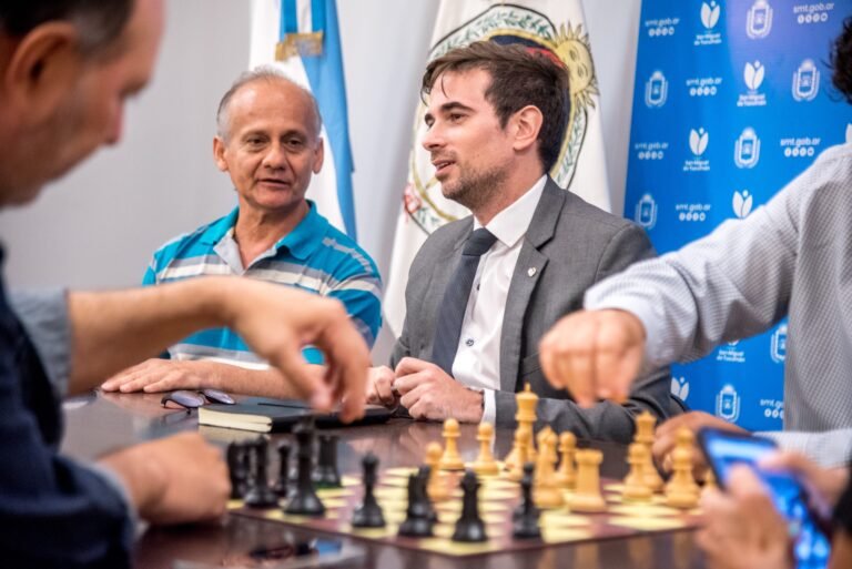Con el objetivo de generar acciones para llevar el ajedrez a las escuelas y plazas de la ciudad, referentes y profesores de esa disciplina f…
