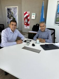 El intendente Raúl Barot mantuvo una reunión de trabajo con Ricardo Arévalo (ATE) y Claudia Espeche (UPCN) para analizar la situación financ…