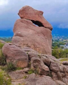 El famoso Zapato de Capilla del Monte, en Córdoba, formación rocosa natural que se accede a través de una escalinata de 40m, desde donde se …