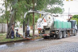 Ante la alerta amarilla vigente, realizamos tareas preventivas de limpieza de calles y sumideros para mejorar el escurrimiento del agua y pr…