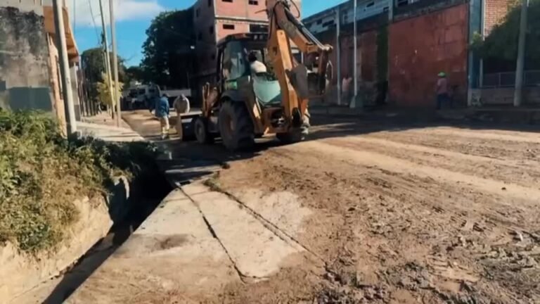 Personal municipal ya se encuentra trabajando en la limpieza y remoción de sedimentos en calle Alem y distintas arterias del centro, tras l…