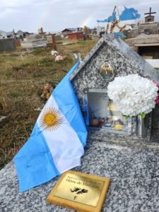 Homenaje en el cementerio local a Veteranos de Malvinas de Trevelin y sus Parajes…