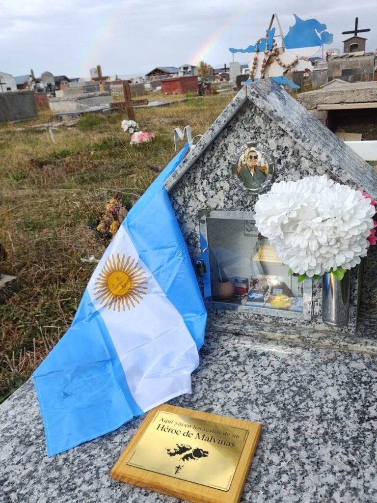 Homenaje en el cementerio local a Veteranos de Malvinas de Trevelin y sus Parajes…