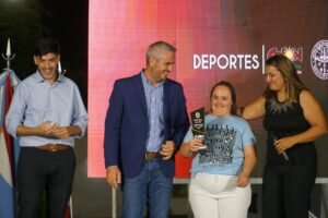 Cinthia Fernández fue distinguida como Deportista del Año en los Premios Santos Justo y Pastor 2025