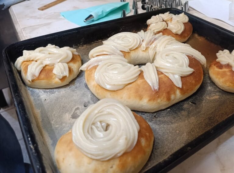 La Secretaría de Desarrollo Social dió inicio al “Curso Especial de Roscas y Huevos de Pascua”, dictado por la profesora Lucrecia Barrionuev…