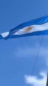 Ayer, en un acto cargado de respeto y emoción, nos detuvimos a recordar. El tiempo pareció hacerse más lento mientras las palabras, los sile…