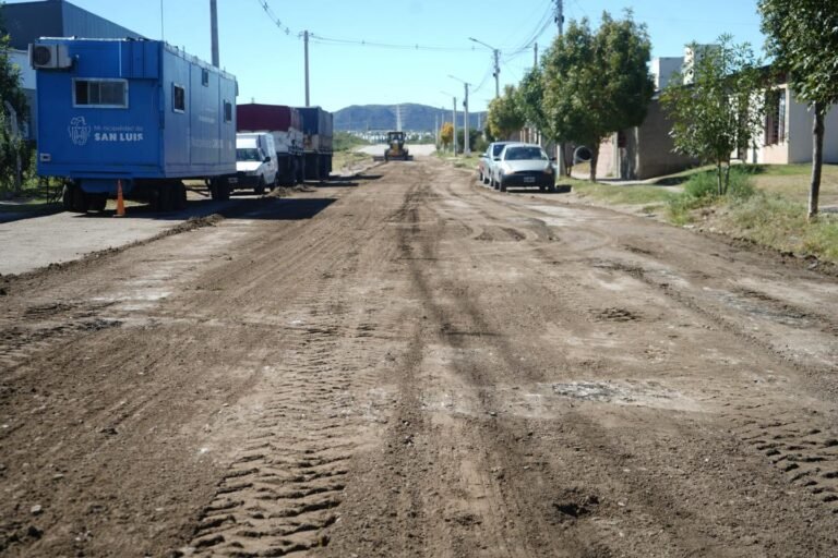 Realizamos tareas con motoniveladora en el ingreso al barrio 400 Viviendas Sur, con el objetivo de mejorar el estado de la calzada y facili…