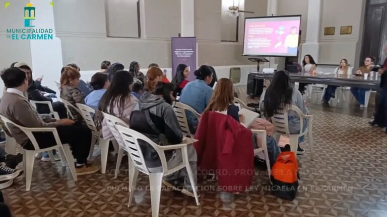 VICTORIA ZERPA – COORD. PROV. DE LA MUJER Y CINTIA DIAZ – COORD DEL AREA DE LA MUJER – CULMINO LA CAPACITACION SOBRE LA LEY MICAELA EN EL CA…