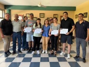 La Intendente de Villa Ojo de Agua, Dra. Monica Bustamante, junto al asesor del área de deportes, Prof. Clemente Cabrera, entregó los certi…
