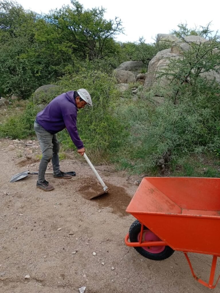 Mantenimiento de caminos vecinales en todo el departamento…