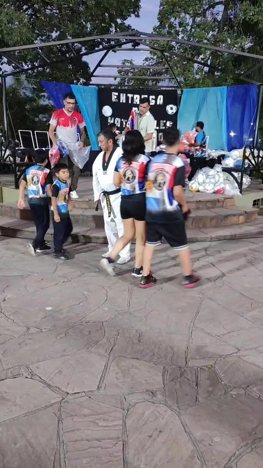 Entrega de materiales deportivos a escuelas de deportes.