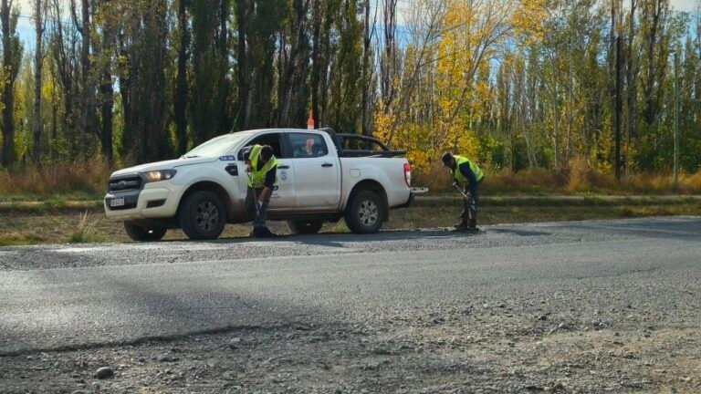La Dirección de Vialidad Provincial realizó trabajos de bacheo en la Ruta Provincial N°7, dentro del ejido de la localidad, tras el pedido d…