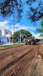Esta semana continuamos con trabajos de relleno, nivelado y mantenimiento de calles con nuestras dos motoniveladoras en los barrios San Mar…